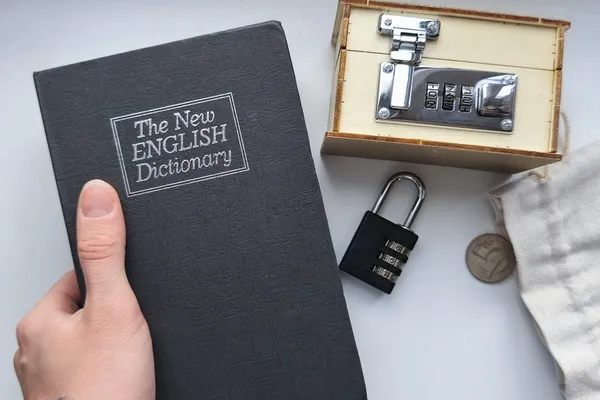 Kniha-trezor, kódový zámek a schránka