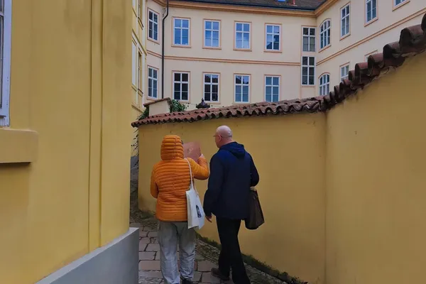 Tým prochází úzkou skrytou uličkou