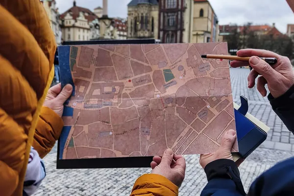 Tým studuje mapu mise na Staroměstském náměstí